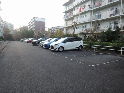 【駐車場】 | 港南百合ヶ丘ハイツ７号棟 | 平置き駐車場です。