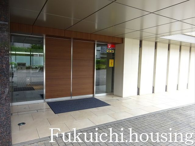 プラウド世田谷桜丘のエントランス