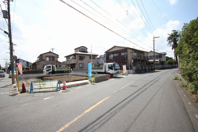 【前面道路含む現地写真】 | 三郷市戸ヶ崎４丁目全４棟　3号棟