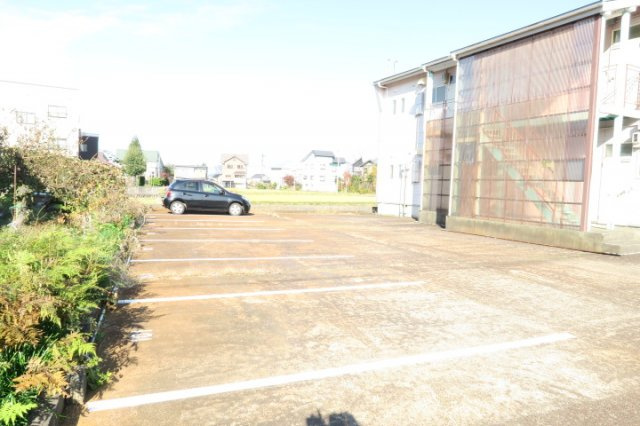 ハイツブルームの駐車場