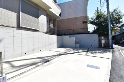 【駐車場】 | 立川市羽衣町５期　 | 車好きのパパにはうれしい広さのヵースペース、休日には自慢の愛車を思う存分メンテナンス。