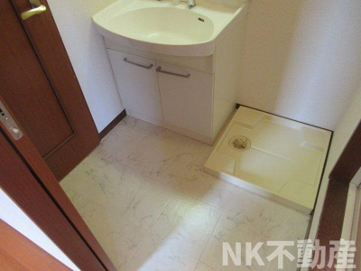 【洗面所】 | ドゥ・リュエルB（河内花園賃貸） | ゆったりとスペースのある洗面所