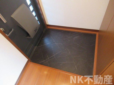 【玄関】 | ドゥ・リュエルB（河内花園賃貸） | ゆったりとした玄関です