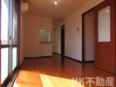 【居間・リビング】 | ドゥ・リュエルB（河内花園賃貸） | こちらの居間で趣味の時間をお楽しみください