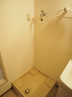 【その他共用部分】 | 洗濯機置場と独立洗面台があり、トイレと浴室にも繋がっています