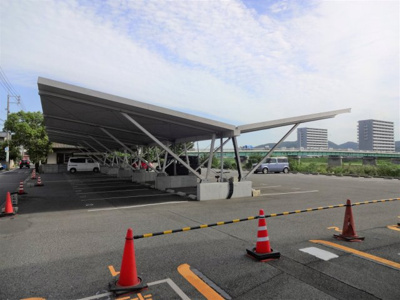【駐車場】 | センチュリー旭川 | ご入居者は敷地内の屋根付き駐車場に優先してご案内します。