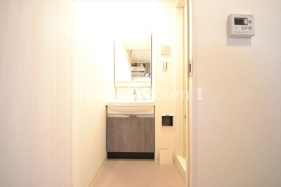 【洗面所】 | プレサンス堺筋本町ディスティニー | 忙しい朝には欠かせない洗面所です