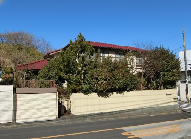 南道路、地下車庫付き、東南角地（76坪）です。