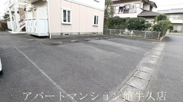 ハイツ・若草の駐車場