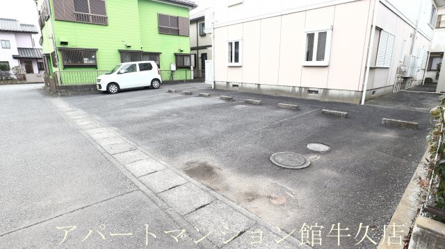 ハイツ・若草の駐車場