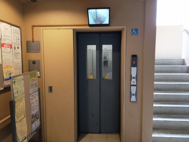 ライオンズガーデン城東のその他共用部分|エレベーターにはモニターがついていて防犯面も安心ですね♪
