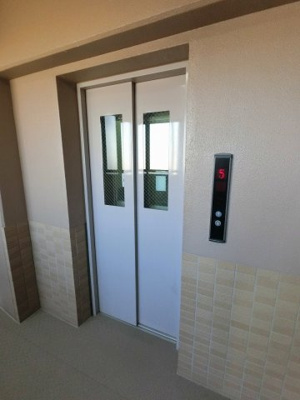 【その他共用部分】 | ナイスアーバンプラザ横浜蒔田 | お買い物時やベビーカーの出し入れに便利なエレベーター付です。