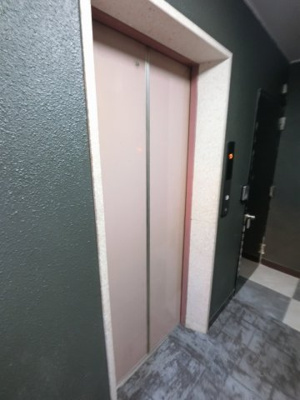 【その他共用部分】 | ストーク田名瀬ビル | お買い物時やベビーカーの出し入れに便利なエレベーター付です。