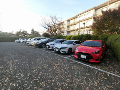 【駐車場】 | 宮前平グリーンハイツ３５号棟 | 平置き駐車場です。