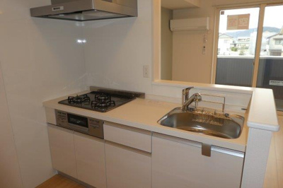 【キッチン】 | ヴェルデ溝口 | ３口ガスコンロ付き
