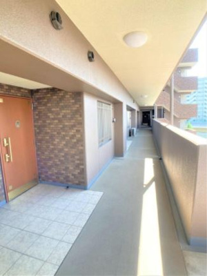 【その他共用部分】 | セレッソコート梅田ノーザンシティ | 共用廊下を撮影しました。ゆったりとした幅が確保されたつくりです。