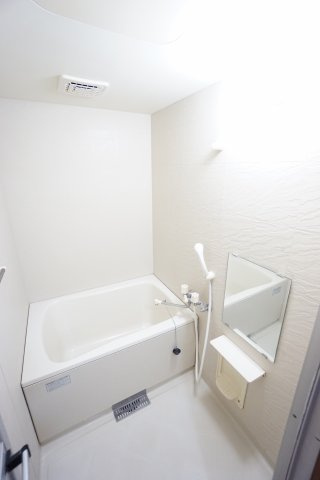 【浴室】 | パインツリーＣ | ※同物件、同タイプ、間取り反転のお部屋です