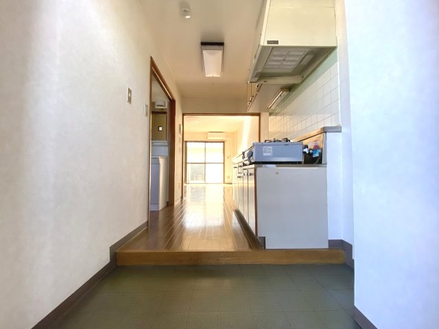 玄関から広々とした洋室が臨めます★