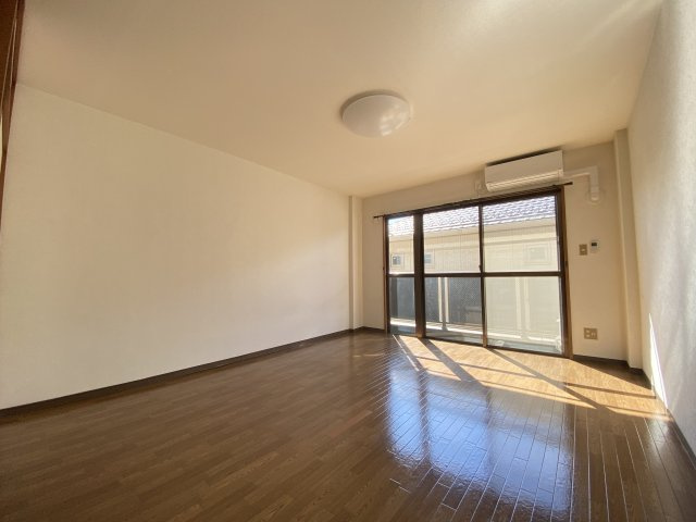 光が差し込む明るい洋室★