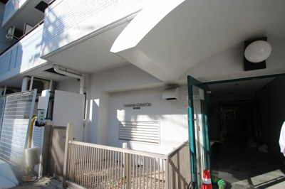 【エントランス】 | グランデール蒲生 | 駐車スペースの奥にエントランスがあります。毎日通るエントランスなので雰囲気なども、しっかり見ておきたいものですよね！