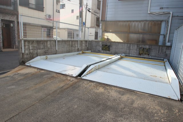 グランデール蒲生の駐車場|駐車場は機械式になっています。