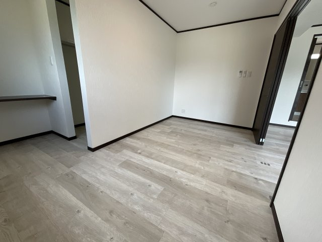 【洋室】 | LIVELY | 落ち着いた色調の洋室です