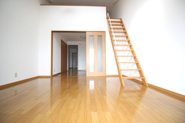 イーリスハイツA棟の洋室|落ち着いた色調の洋室です