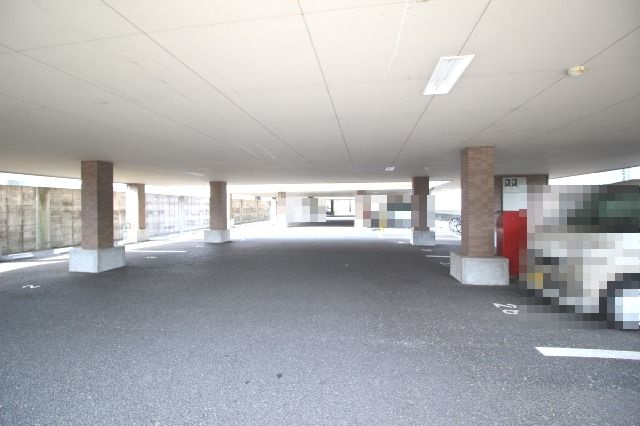 イーリスハイツA棟の駐車場|カースペースがあります