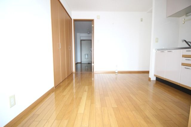 イーリスハイツA棟の内装|明るい色調の室内です