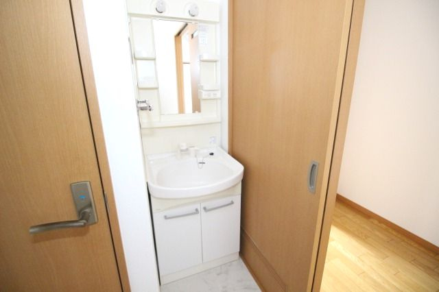 イーリスハイツA棟の独立洗面台|独立洗面化粧台が付いています