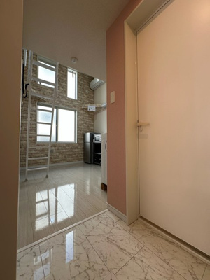 【玄関】 | 登戸グリニッジの杜 | 玄関から室内への景観です！右手にトイレ、正面に洋室6.2帖のお部屋があります★