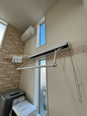 【設備】 | 登戸グリニッジの杜 | 洋室6.2帖のお部屋にある室内物干しです！雨の日やお出掛け時の室内干しにとても便利☆花粉や梅雨の時期に重宝しますね♪