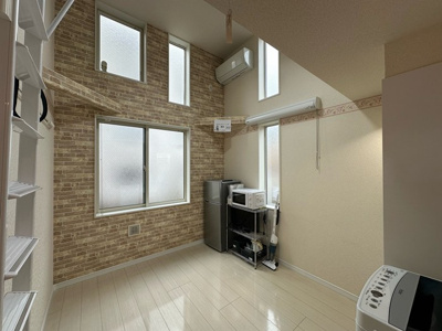 【洋室】 | 登戸グリニッジの杜 | 洋室6.2帖☆角部屋二面採光のお部屋です！エアコン付きで1年中快適に過ごせますね☆オシャレなアクセントクロスが魅力的なお部屋です☆