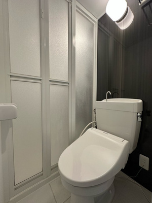 【トイレ】 | 登戸グリニッジの杜 | トイレは温水洗浄便座付き♪トイレが独立していると使いやすいですよね☆小物を置ける便利な棚やタオルハンガーも付いています♪