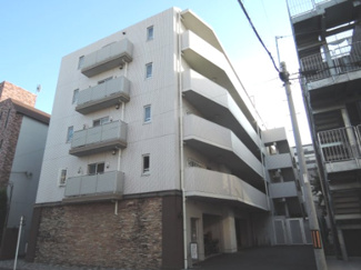 【外観】 | 総戸数２６戸、２０１２年７月築、管理人は日勤勤務につき管理体制良好です♪
