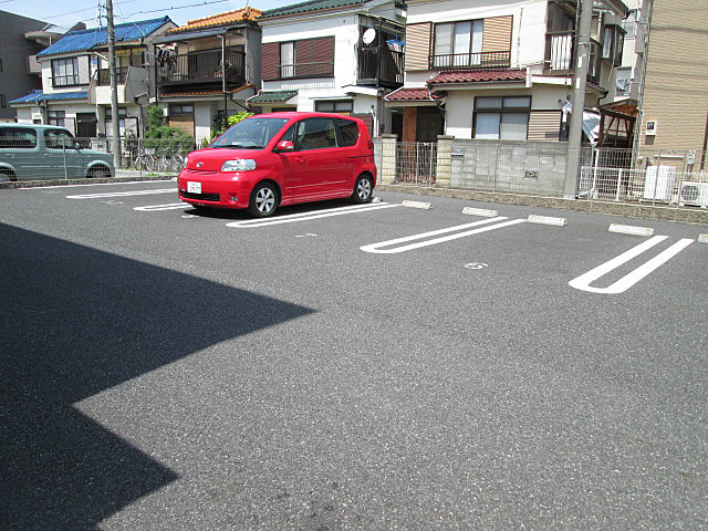 プレシャスコートの駐車場