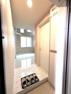 【展望】 | 玄関から室内への景観です！右手にトイレ、奥に洋室6.2帖のお部屋があります♪