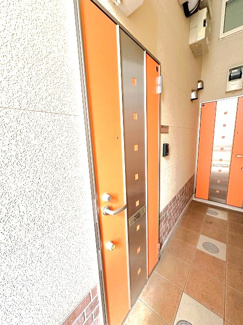 【その他共用部分】 | 共用廊下です♪雨に濡れずにお部屋に入ることができ、荷物が多い日も便利ですね☆
