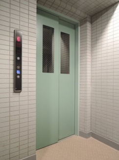 【その他共用部分】 | お買い物時やベビーカーの出し入れに便利なエレベーター付です。