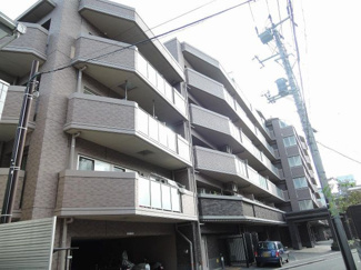 【外観】 | 総戸数４２戸、平成２１年１０月築、管理人は日勤勤務につき管理体制良好です♪