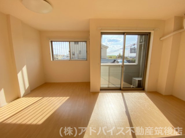 筑後市大字熊野のアパートの居間・リビング|カウンターキッチン