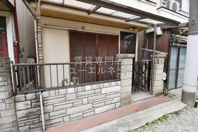 【エントランス】 | 長洲東通2丁目貸家 | 玄関前