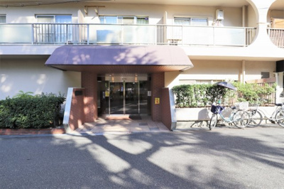 【エントランス】 | 天満橋スカイハイツ | 公園横で都心の喧騒を忘れさせる静かな住環境。