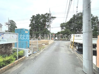 【前面道路含む現地写真】 | 仲介手数料無料　府中市多磨町２丁目新築戸建て２棟　１号棟