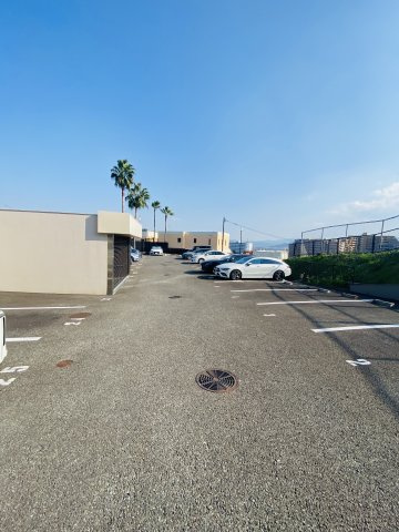 ルネッサンス２１小笹ガレリアの駐車場