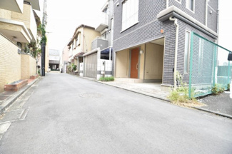 【前面道路含む現地写真】 | 北東側約4.0ｍ私道　車の通行は少なく、小さなお子様にも安心の立地です。