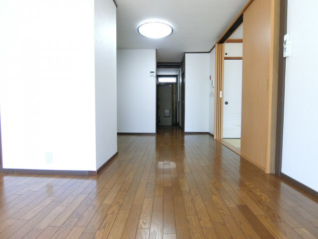 泉ヶ丘コーポラスA棟の居間・リビング