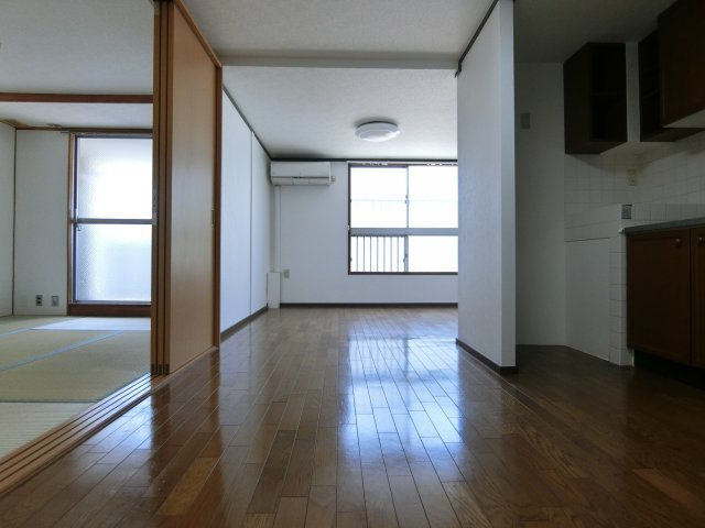 泉ヶ丘コーポラスA棟の居間・リビング