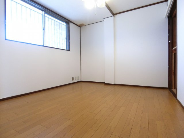 泉ヶ丘コーポラスA棟の洋室