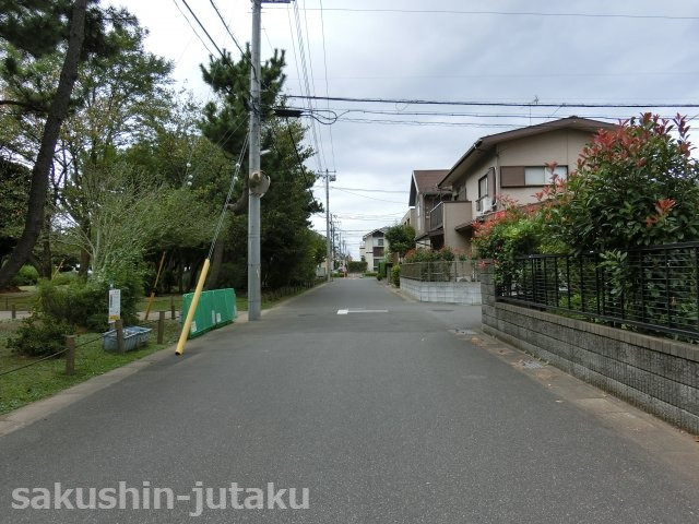 袖ケ浦６丁目　売地の前面道路含む現地写真|袖ケ浦６丁目　売地　古家あり　地積約４５．２坪　整形地　東南側６ｍ公道（間口１０．６ｍ）×南西側６ｍ公道（間口９．７ｍ）の角地　